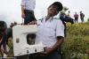 当地时间2015年8月4日，法属留尼汪岛圣但尼，警察在当地发现一块疑似飞机残片的白色塑料片。近日在西南印度洋的法属岛屿留尼汪岛的海岸边发现了一块机翼残骸，并且已经被有关部门证实是属于一架波音777机型的部件，这样就大大增加了其属于失踪已久的马航MH370航班残骸的可能性。