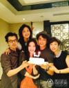 2014年8月26日，宋承宪在微博上晒出自己和剧组为刘亦菲庆生的照片，刘亦菲的母亲也出镜了，看来两人的关系发展神速。