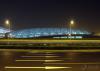 4.新首都机场 ◎ 首都机场是具有世界一流功能和特色的现代化超大型航空枢纽，建筑面积为28万平方米，地下两层，地上5层，建筑高度45米，结构类型为钢筋混凝土及钢结构设计，标段总价为48亿元人民币。位于北京市郊顺义县天竺镇首都国际机场内，工程建筑面积33．5万平方米，占地面积约10万平方米，建筑物平面呈`工`字型，南北长747米，南北指廊东西宽343米，中央大厅东西宽121米，单层面积达9万平方米。新航站楼的南、北、东侧共设有36个登机桥，可同时停靠36架飞机。楼内设自动步道、自动扶梯、配有168个办票柜台、设有行李自动分检、安全检查、楼宇自动化控制、内部通讯等先进的机场管理系统。据悉，工程于28日破土动工，2007年9月建成。根据设计规模，到2015年，新航站楼可满足年旅客吞吐量3500万人次的需要。届时，扩建后的首都机场年旅客吞吐总量可达到6000万人次，货邮吞吐量180万吨，飞机起降50万架次，高峰时每小时飞机起降124架次。 